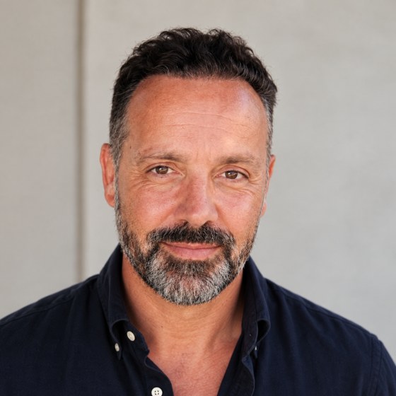 Retrato de Enrique Panduro, tutor de los cursos de inteligencia artificial